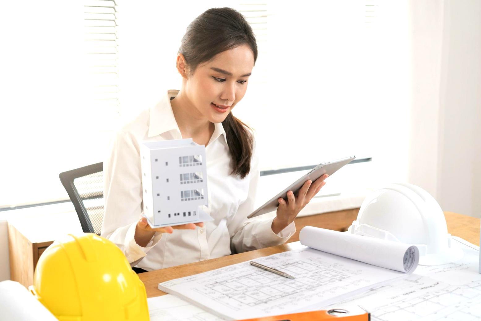 Teilnehmer während einer praktischen Übungseinheit im Nageldesign-Kurs