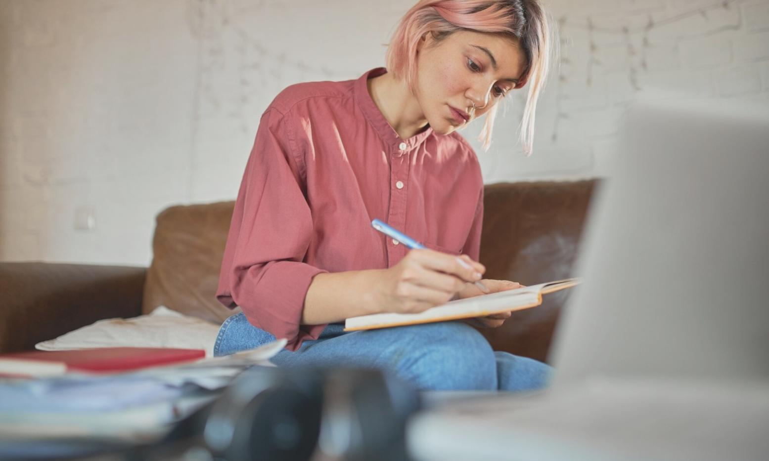 Professionelle Gel-Maniküre Arbeitsplatz mit hochwertigen Werkzeugen